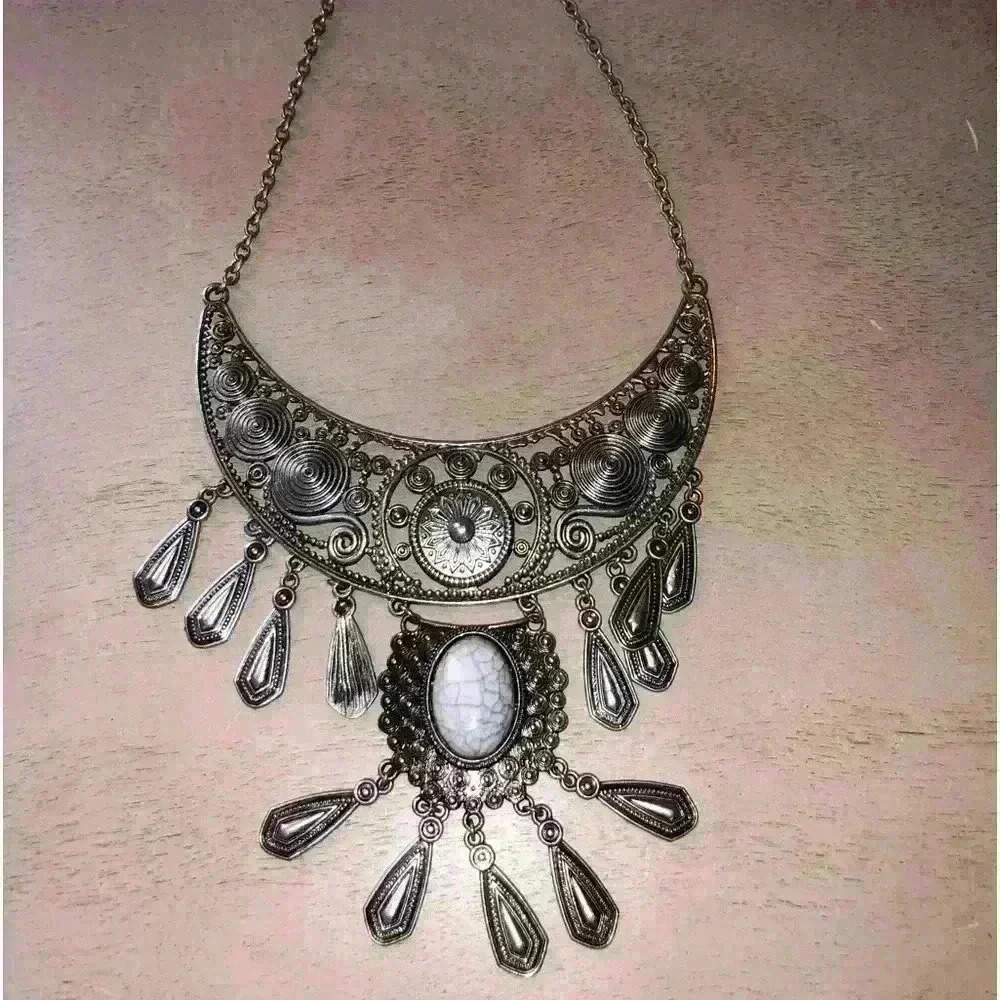Vintage Egyptian style necklace in aging silver-tone - Picture 3 of 3